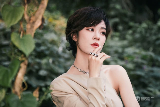 郁可唯打扮精致buling闪亮露半腿连衣裤装森系公园写真美照