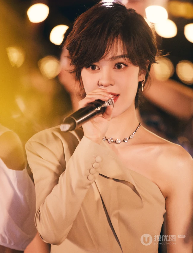 郁可唯打扮精致buling闪亮露半腿连衣裤装森系公园写真美照