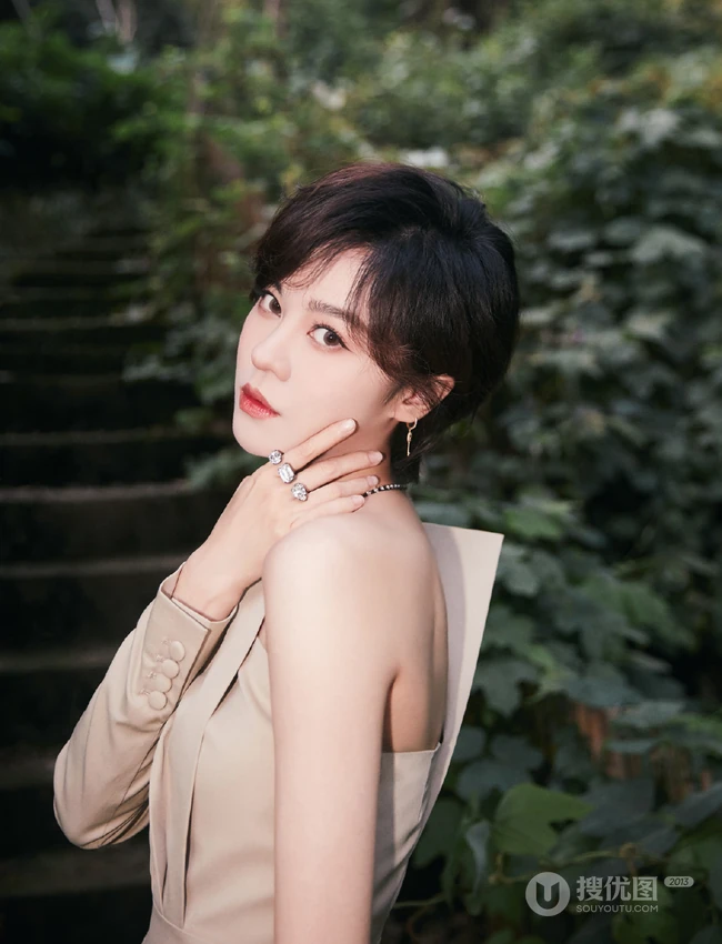郁可唯打扮精致buling闪亮露半腿连衣裤装森系公园写真美照
