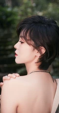 郁可唯打扮精致buling闪亮露半腿连衣裤装森系公园写真美照