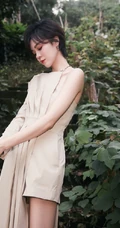 郁可唯打扮精致buling闪亮露半腿连衣裤装森系公园写真美照