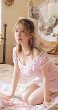 浅粉匀称微胖气质女生小姐姐粉色V领芭比裙俏丽室内氛围写真图片