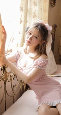 浅粉匀称微胖气质女生小姐姐粉色V领芭比裙俏丽室内氛围写真图片
