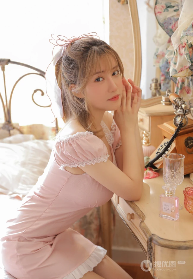 浅粉匀称微胖气质女生小姐姐粉色V领芭比裙俏丽室内氛围写真图片