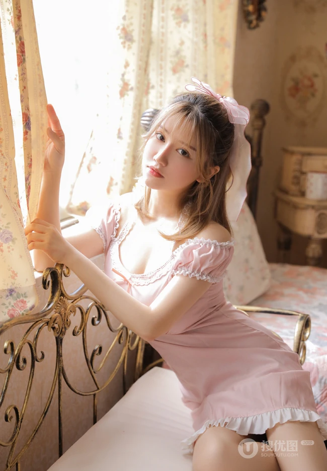 浅粉匀称微胖气质女生小姐姐粉色V领芭比裙俏丽室内氛围写真图片