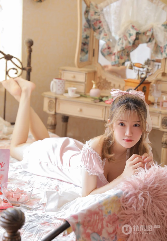 浅粉匀称微胖气质女生小姐姐粉色V领芭比裙俏丽室内氛围写真图片