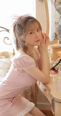 浅粉匀称微胖气质女生小姐姐粉色V领芭比裙俏丽室内氛围写真图片