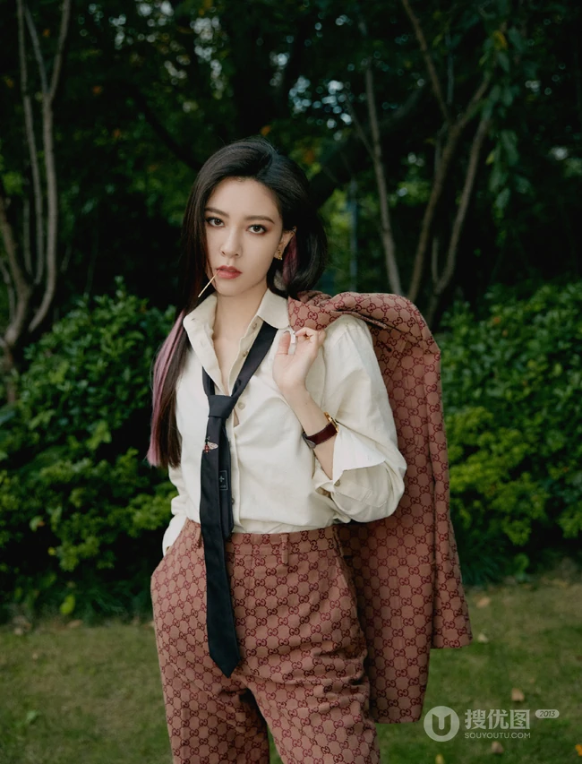 宋妍霏西服套装衬衫搭配户外草地个性洒脱写真美照
