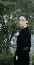 杨子姗全黑LOOK穿搭户外写真美照
