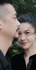 杨子姗全黑LOOK穿搭户外写真美照