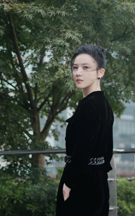 杨子姗全黑LOOK穿搭户外写真美照