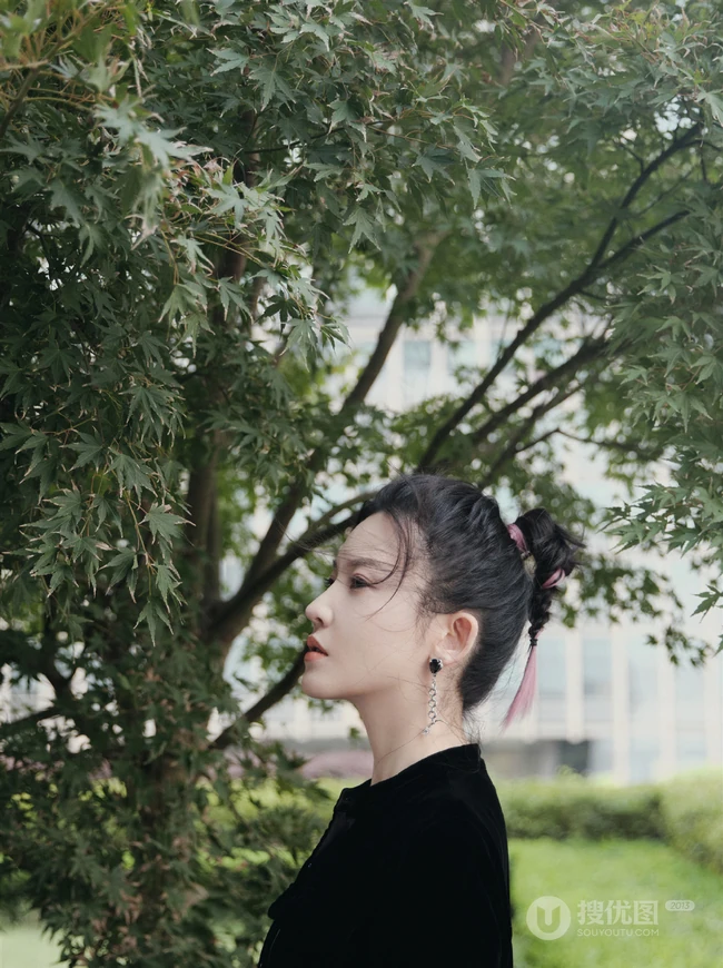 杨子姗全黑LOOK穿搭户外写真美照