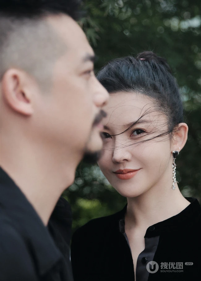 杨子姗全黑LOOK穿搭户外写真美照