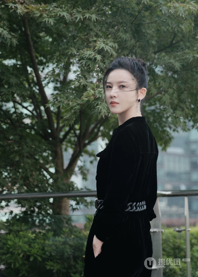杨子姗全黑LOOK穿搭户外写真美照