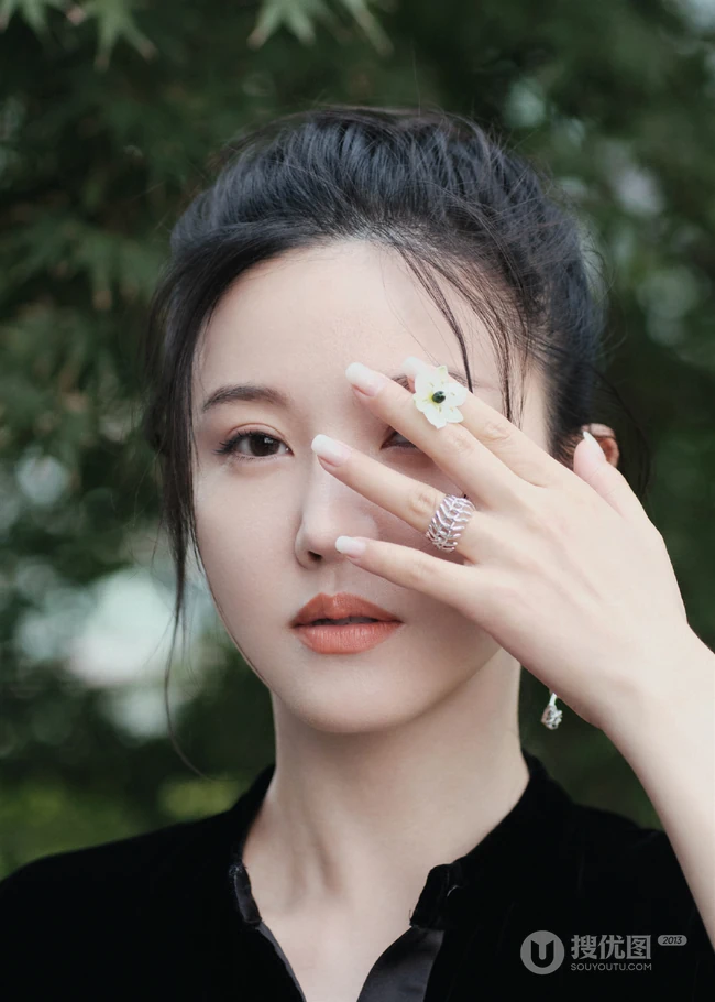 杨子姗全黑LOOK穿搭户外写真美照