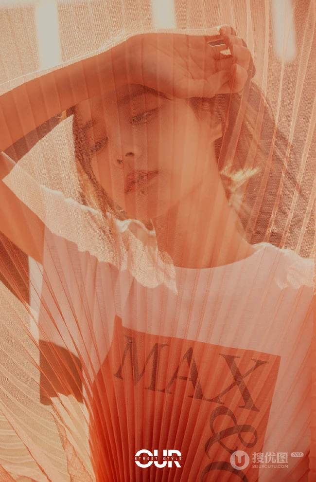 李一桐白T粉裙清新甜美穿搭登杂志封面写真照片
