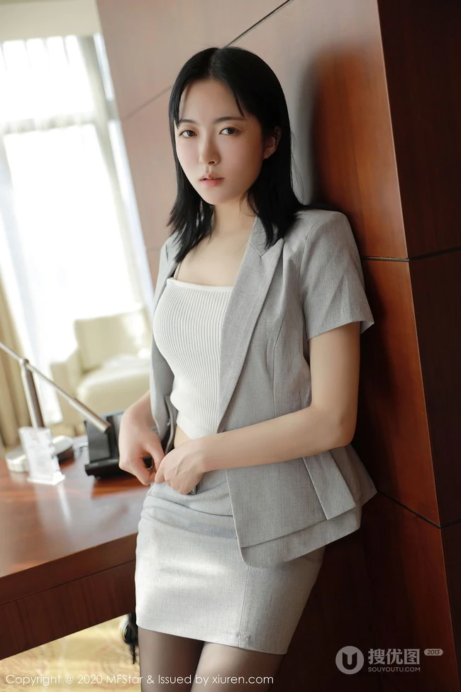 眉眼之间笑容温柔腼腆女生轻熟林小艺气质职场职业OL系列室内写真图集