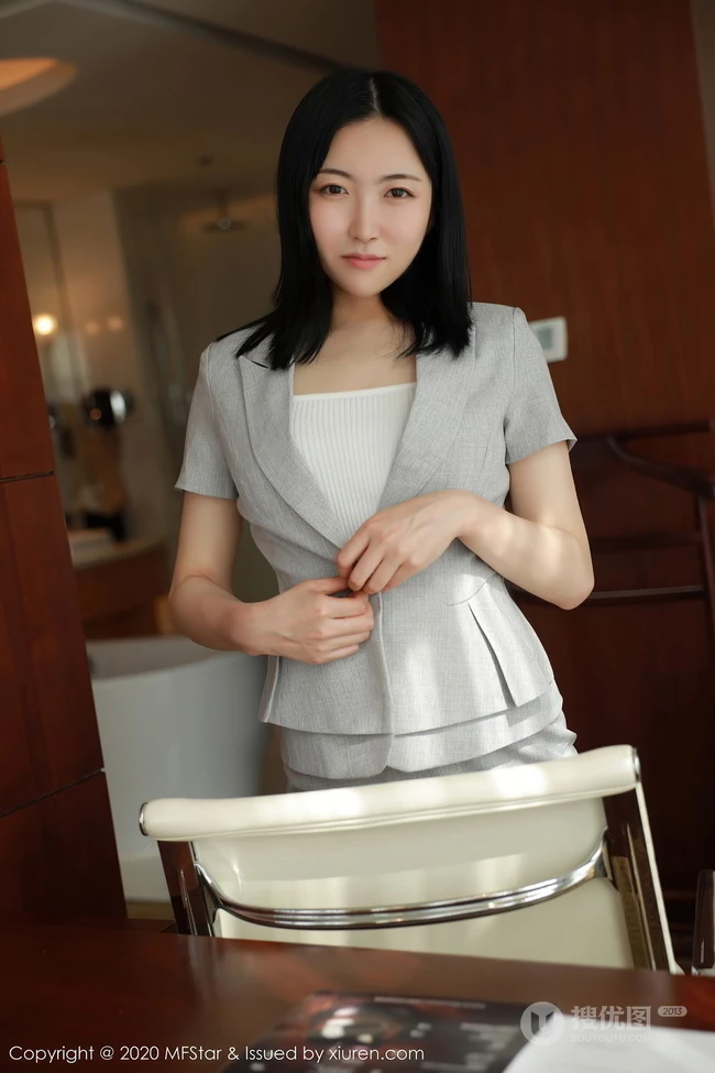 眉眼之间笑容温柔腼腆女生轻熟林小艺气质职场职业OL系列室内写真图集