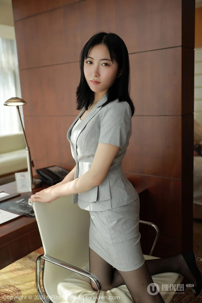 眉眼之间笑容温柔腼腆女生轻熟林小艺气质职场职业OL系列室内写真图集