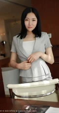 眉眼之间笑容温柔腼腆女生轻熟林小艺气质职场职业OL系列室内写真图集