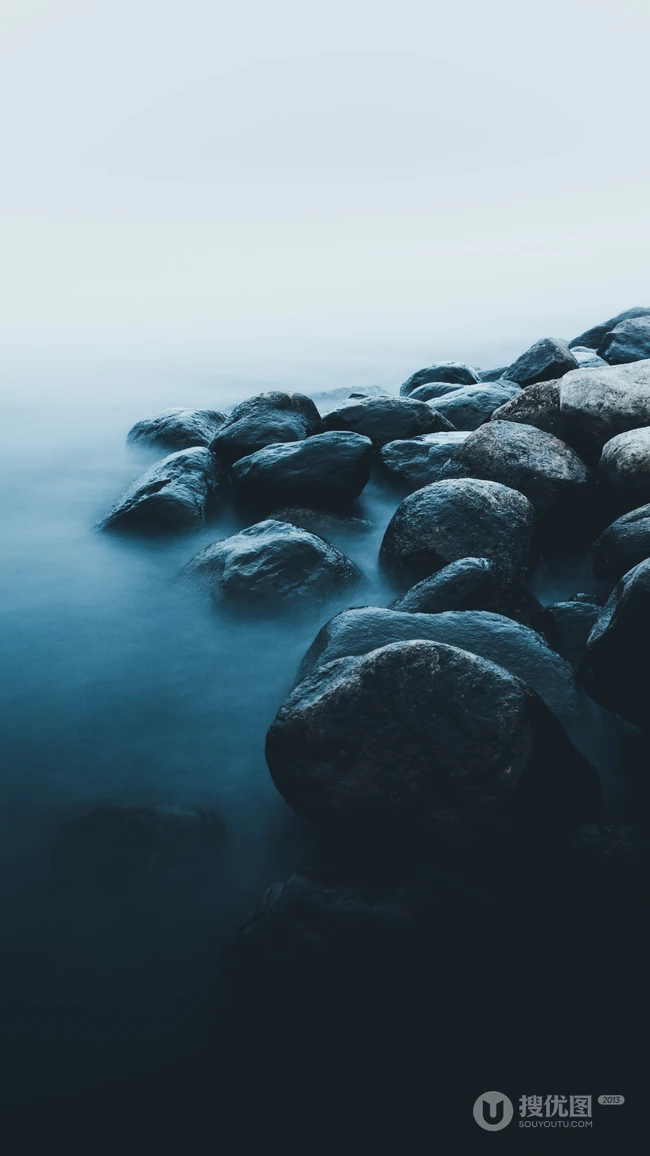 雾气重重的海边，海边的礁石摄影高清手机壁纸