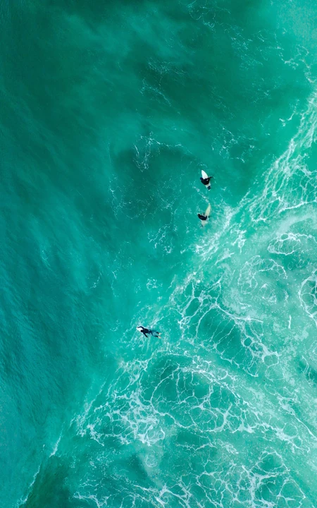 高清航拍海上的浪花风景手机壁纸图片