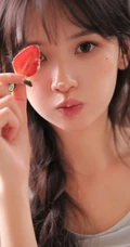 浅粉可爱麻花辫邻家小妹妹T恤短裤穿搭吃奶油蛋糕甜美写真照