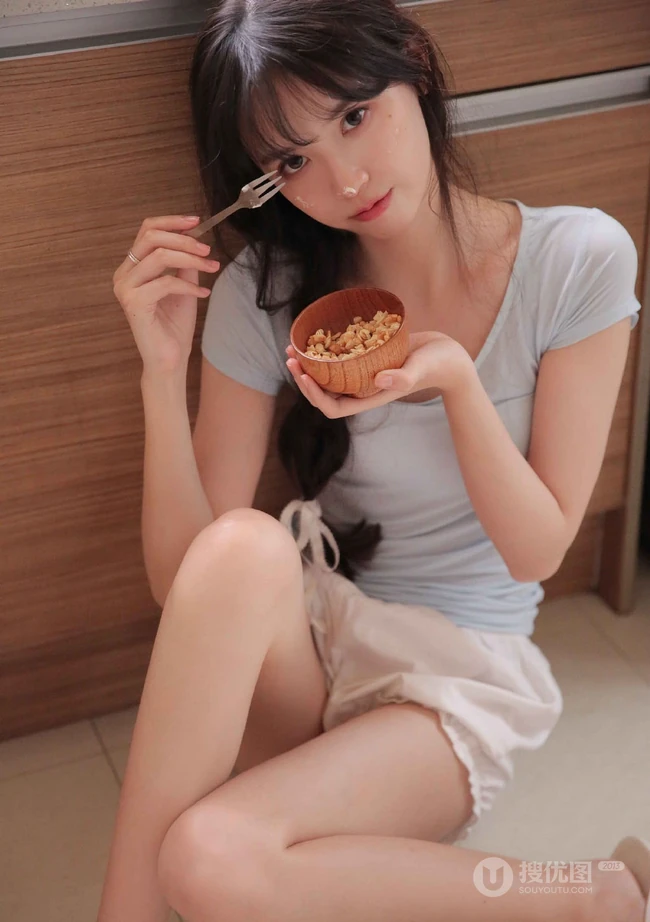 浅粉可爱麻花辫邻家小妹妹T恤短裤穿搭吃奶油蛋糕甜美写真照