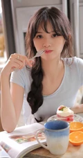 浅粉可爱麻花辫邻家小妹妹T恤短裤穿搭吃奶油蛋糕甜美写真照