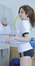 漂亮大眼睛马尾辫元气少女经典学生装运动制服短裤体育房写真照片