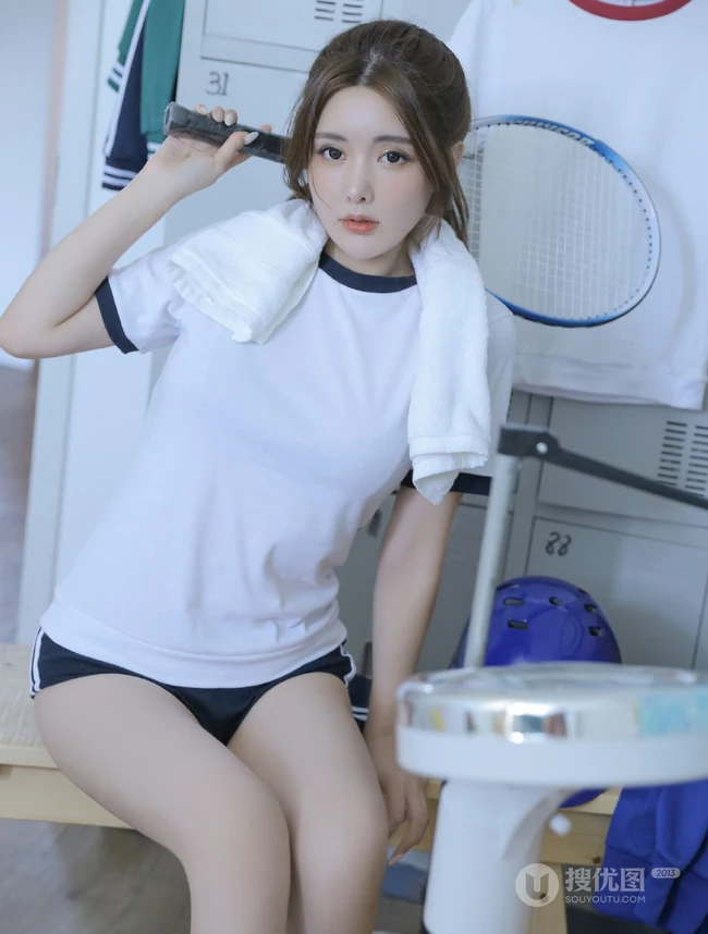 漂亮大眼睛马尾辫元气少女经典学生装运动制服短裤体育房写真照片