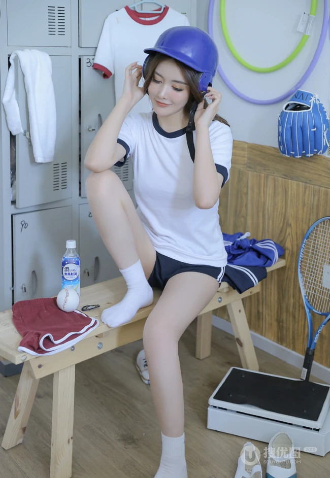 漂亮大眼睛马尾辫元气少女经典学生装运动制服短裤体育房写真照片