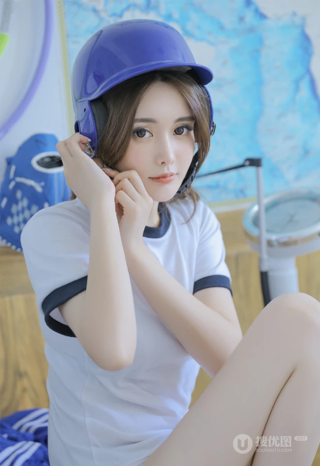 漂亮大眼睛马尾辫元气少女经典学生装运动制服短裤体育房写真照片
