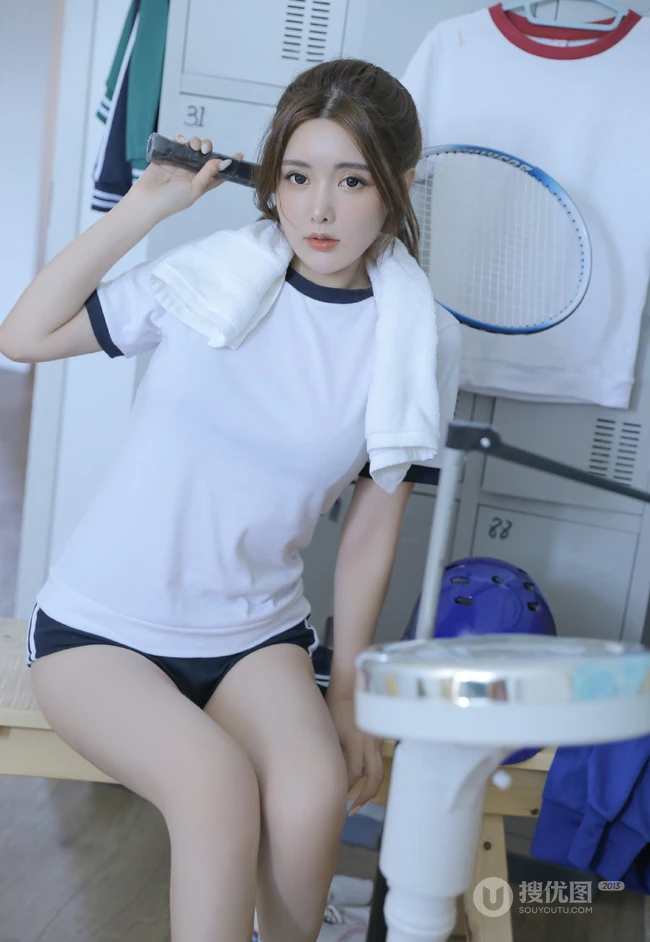 漂亮大眼睛马尾辫元气少女经典学生装运动制服短裤体育房写真照片