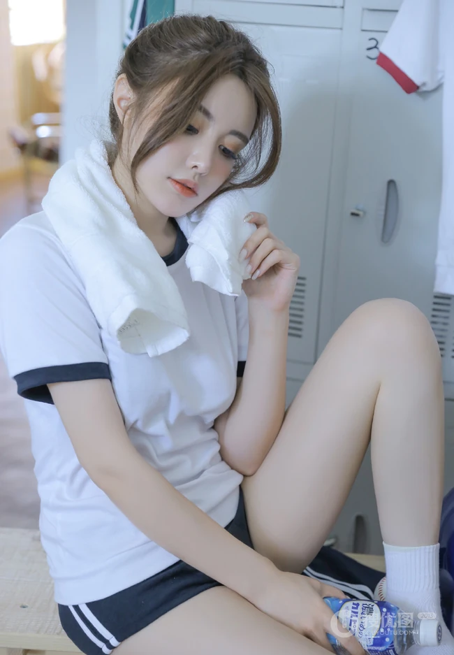 漂亮大眼睛马尾辫元气少女经典学生装运动制服短裤体育房写真照片