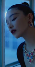 阚清子化身气质暗夜女皇，民族风配饰搭配V领黑裙，线条感动人