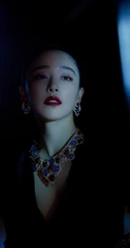 阚清子化身气质暗夜女皇，民族风配饰搭配V领黑裙，线条感动人