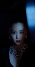 阚清子化身气质暗夜女皇，民族风配饰搭配V领黑裙，线条感动人