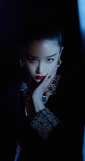 阚清子化身气质暗夜女皇，民族风配饰搭配V领黑裙，线条感动人