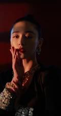 阚清子化身气质暗夜女皇，民族风配饰搭配V领黑裙，线条感动人