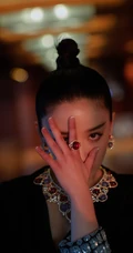 阚清子化身气质暗夜女皇，民族风配饰搭配V领黑裙，线条感动人
