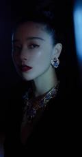 阚清子化身气质暗夜女皇，民族风配饰搭配V领黑裙，线条感动人