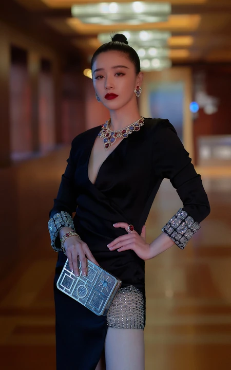 阚清子化身气质暗夜女皇，民族风配饰搭配V领黑裙，线条感动人