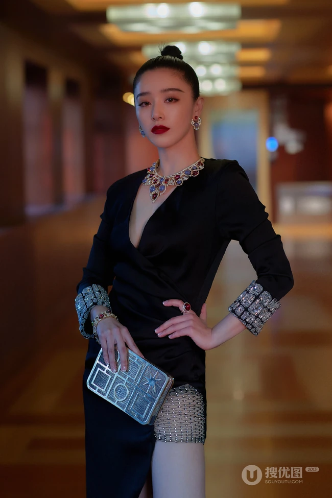 阚清子化身气质暗夜女皇，民族风配饰搭配V领黑裙，线条感动人
