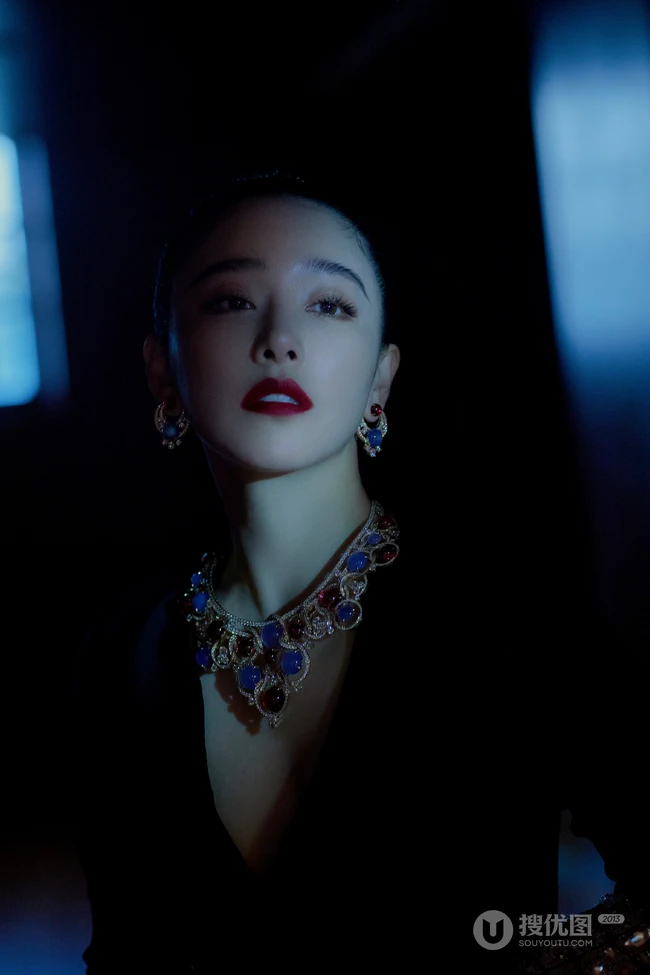 阚清子化身气质暗夜女皇，民族风配饰搭配V领黑裙，线条感动人