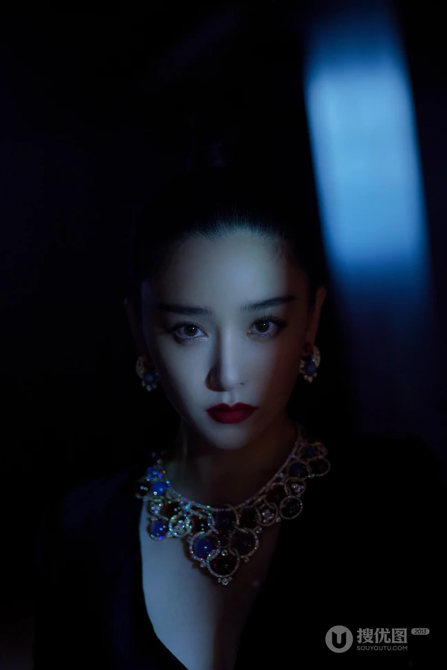 阚清子化身气质暗夜女皇，民族风配饰搭配V领黑裙，线条感动人