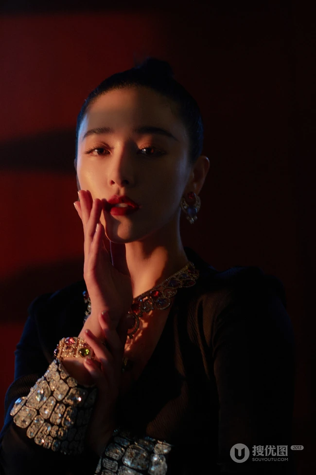 阚清子化身气质暗夜女皇，民族风配饰搭配V领黑裙，线条感动人