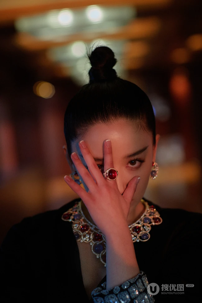 阚清子化身气质暗夜女皇，民族风配饰搭配V领黑裙，线条感动人