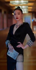 阚清子化身气质暗夜女皇，民族风配饰搭配V领黑裙，线条感动人
