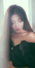 长发气质美肩女生黑色毛衣短裤穿搭沙发大秀锁骨室内摄影写真图集